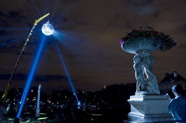 nuit-blanche-2009-1-the-flying-sculpture-by-canadian-artist-broin-is-displayed-at-luxembourg-gar.jpg